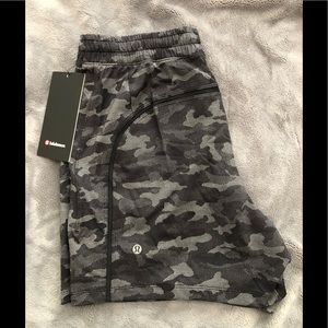 Lululemon men’s Pace Breaker shorts 5” Size Medium